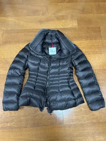 블랙 프라이데이 세일! 가격 인하 중 MONCLER 블랙 다운 자켓