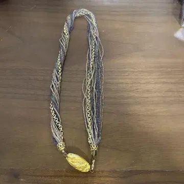 파랑과 금의 뜨개질 목걸이