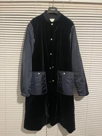 질 샌더+ 벨로아 소매 절개 코트