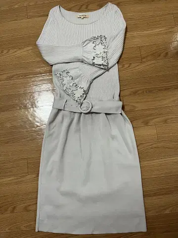 앱와이어리쉬 원피스 그레이 소매 레이스