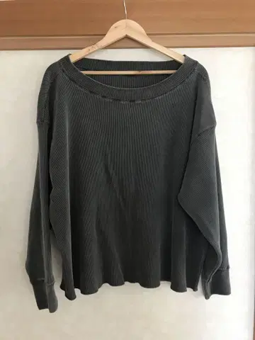 오프숄더 그레이 긴팔 티셔츠