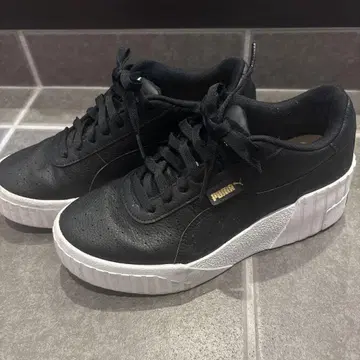 PUMA 블랙 플랫폼 스니커즈 25cm