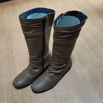 COMFORT 베이지 가죽 부츠