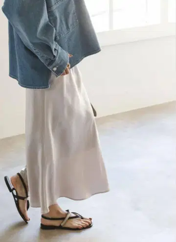 NOBLE 내로우 A라인 새틴 스커트