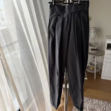 그레이 플리츠 슬랙스 벨크로 테이프식