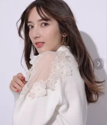 3D 플라워 모티브 자수 니트