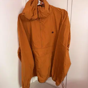 오렌지 후드 부착 풀오버