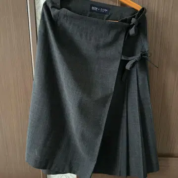 다크 그레이 플리츠 랩스커트