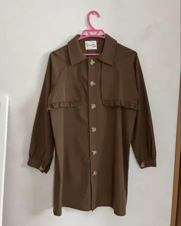 브라운 프릴 트렌치코트풍 원피스