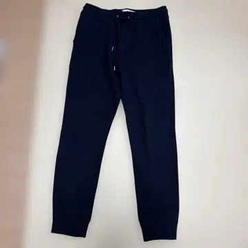 쓰리 도츠 네이비 조거 팬츠 뒷면 포켓 부착