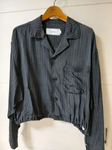 가격 인하 중 새상품급 JANE SMITH 스트라이프 크롭 자켓