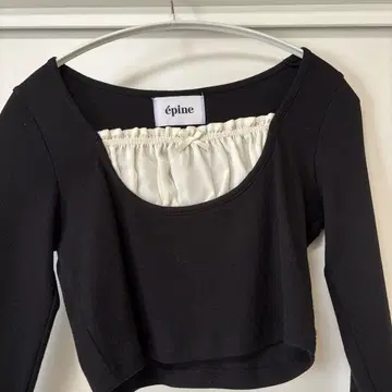 epine U cut frill layered rib tops black
