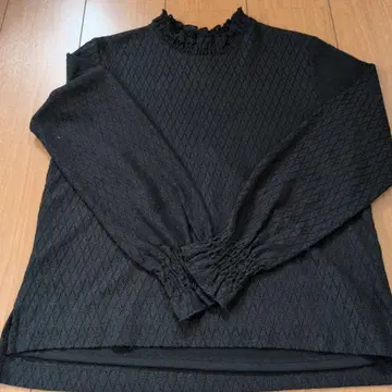 프릴 넥 긴팔 셔츠 블랙 다이아몬드 패턴