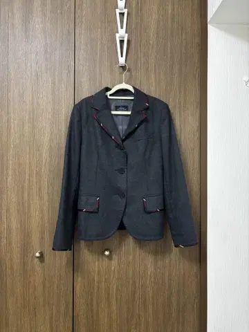 그레이 테일러드 자켓 빨간색 테두리