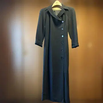 요시에 이나바의 블랙 긴팔 원피스