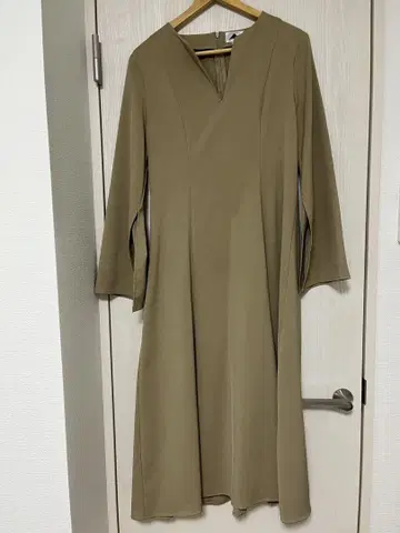 카키 V넥 긴팔 A라인 원피스