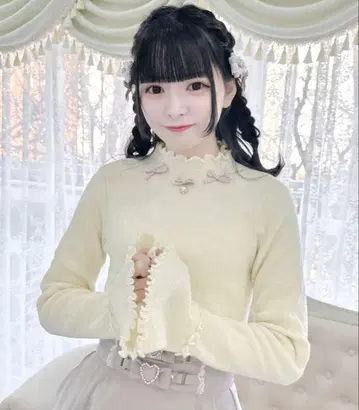 ROJITA 리본 부착 멜로우 스탠드넥 니트