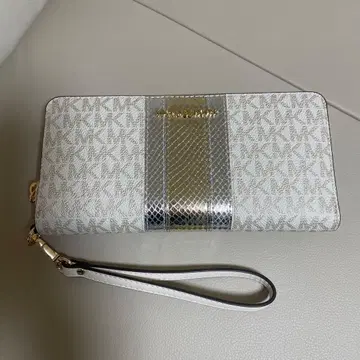 완판템! 새상품급 MICHAEL KORS 메탈릭 장지갑