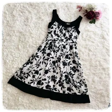 [레스트로즈] 슬리브리스 꽃무늬 플레어 원피스 / 화이트 x 블랙 2