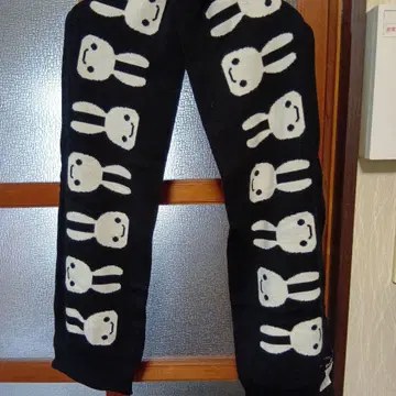 cune 토끼 패턴 블랙 머플러