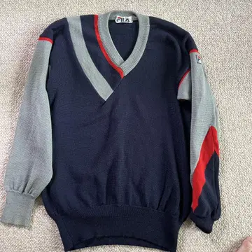 FILA 칼리지 스웨터 데드스탁
