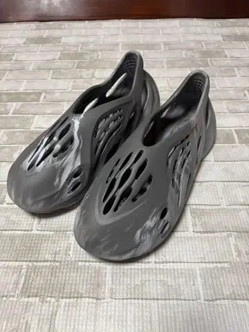 yeezy 이지 FORM RUNNER 폼 러너