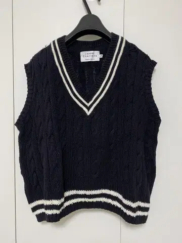 블랙 케이블 짜임 V넥 니트 베스트