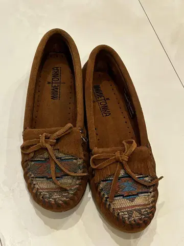 MINNETONKA 브라운 모카신