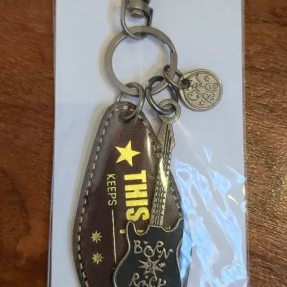 QWER | 큐더블유이알 qwer 2nd anniversary pop up store md voice