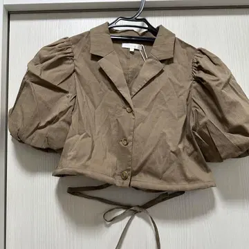 [ 새상품 택 포함 ] 브라운 숏 기장 퍼프 슬리브 블라우스
