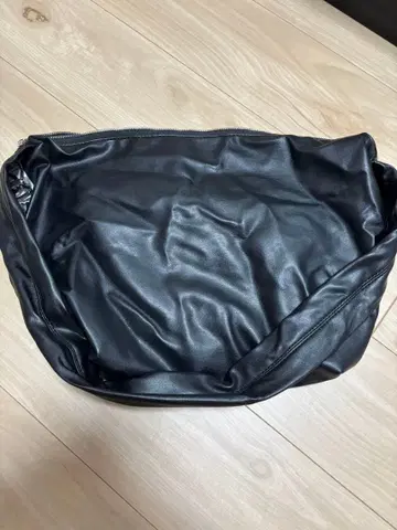 블랙 합성 피혁 숄더백