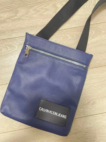 CALVIN KLEIN JEANS 네이비 숄더백