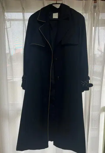 AMERI 네이비 플리츠 트렌치코트