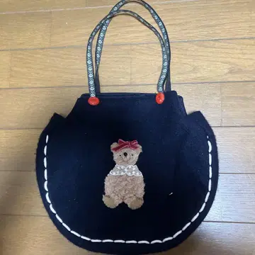 곰 자수가 달린 네이비 토트백