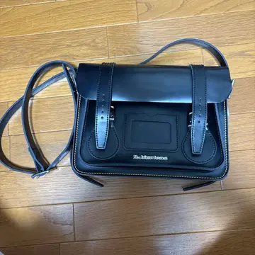 닥터마틴 블랙 숄더백 11인치