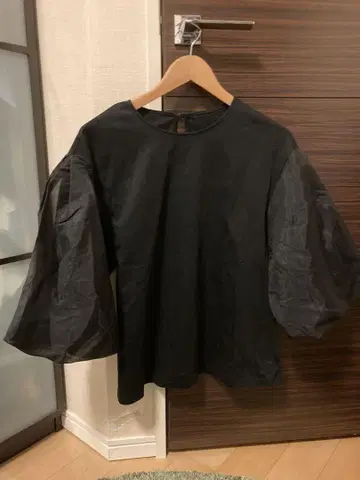 벌룬 슬리브 블랙 T셔츠