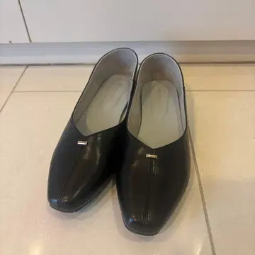 블랙 가죽 플랫슈즈
