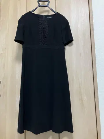 블랙 무릎 기장 원피스와 자켓 세트