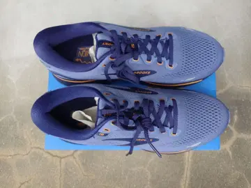 BROOKS 보라색 스니커즈