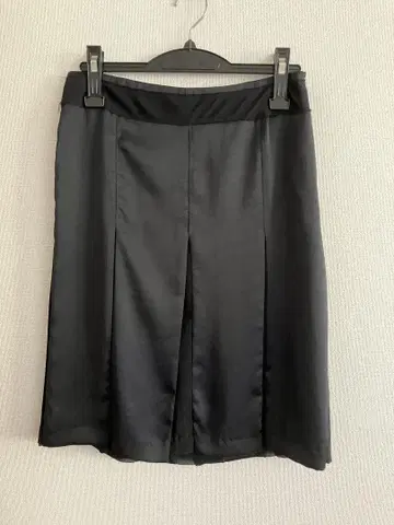 네이비 새틴 플리츠 미디 스커트