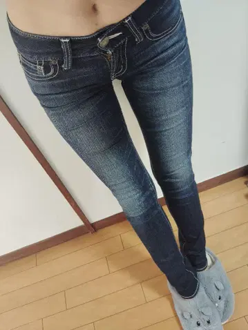 마우지 파우더 화이트 스티치 스키니 데님