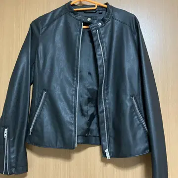 유니클로 노카라 합성 피혁 자켓 블랙