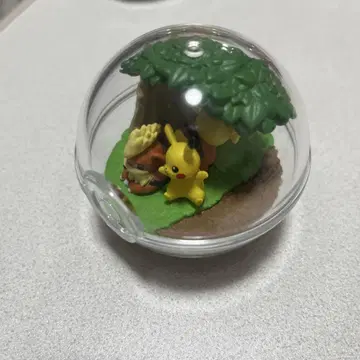 피카츄 클리어 볼 피규어