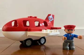 Lego Duplo 빨간색 비행기 모양 완구와 파이롯트 피규어