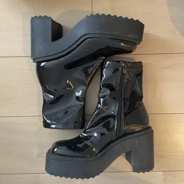 새상품 H&M 통굽 부츠 에나멜 부츠 사이즈 22.5