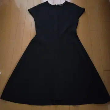 DAMA 블랙 프렌치 슬리브 플레어 원피스
