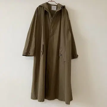 올리브색 후드 부착 롱 코트