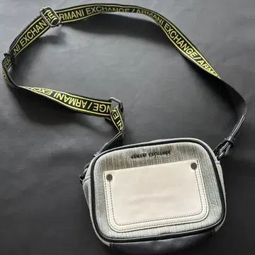 Armani Exchange 숄더백 그레이
