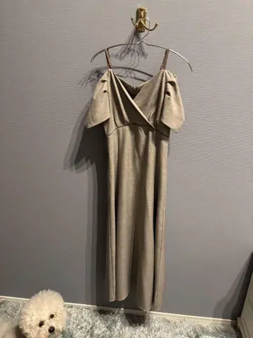 오프숄더 베이지 원피스