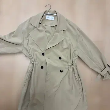어반 리서치 도어스 베이지 색상 발수 트렌치코트입니다.